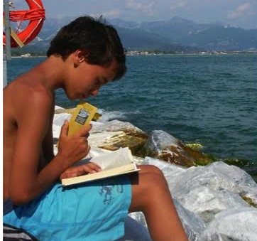 Bambini che leggono in spiaggia, il "concorso" di Mellops