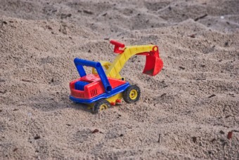 scavatore giocattolo bimbo spiaggia
