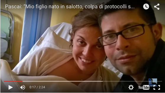 La rimandano a casa e partorisce in salotto. La video denuncia del papà