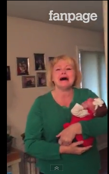 Sorpresa alla nonna: ecco la reazione quando vede la nipotina per la prima volta