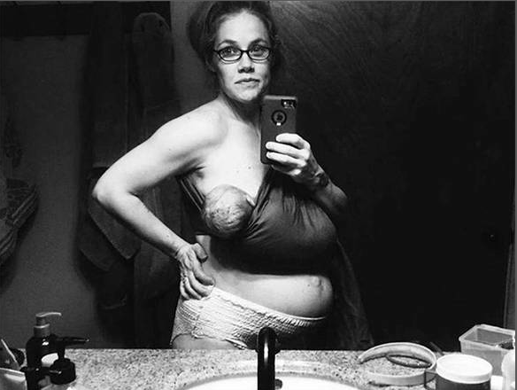 “Guardatemi, sono felice". La foto della neomamma è virale