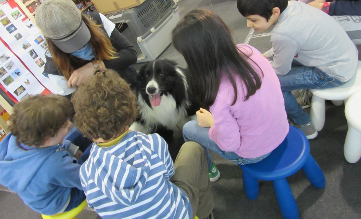 Gatteo, bimbi in biblioteca col cane a imparare il dialetto