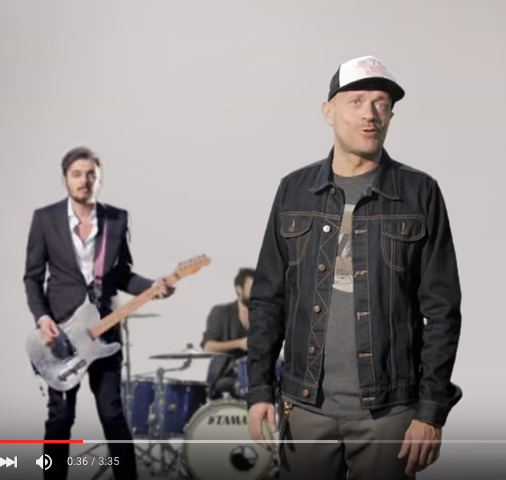 Max Pezzali: ho avuto insegnanti mediocri. La prof: “Ingrato"