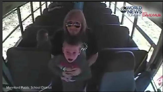 Bimbo rischia di soffocare: l'autista dello scuolabus lo salva