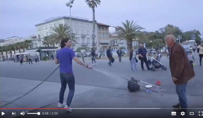 Aggredito perché fa le bolle giganti per i bimbi