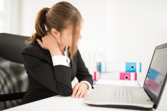 donna lavoro computer dolore cervicale