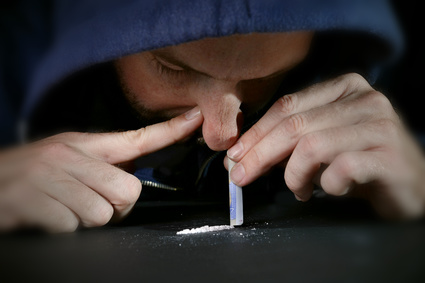 Cocaina sul vetro del cellulare: cinque amici nei guai