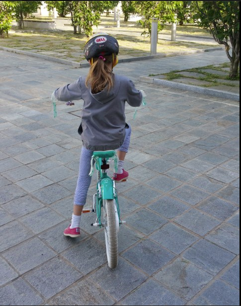 Ravenna, le rubano la bici davanti a scuola: la disperazione di una bimba