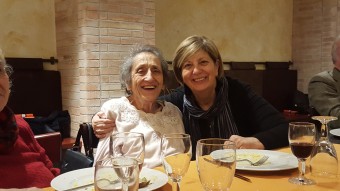 Anna Agostiniani (sulla destra) con la persona che l'ha tenuta in vita: la sua insegnante Maria