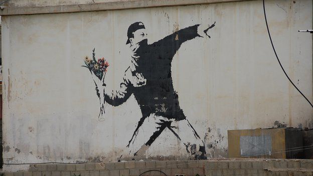 Tutti al muro, mamme alla mostra di street art con i marsupi