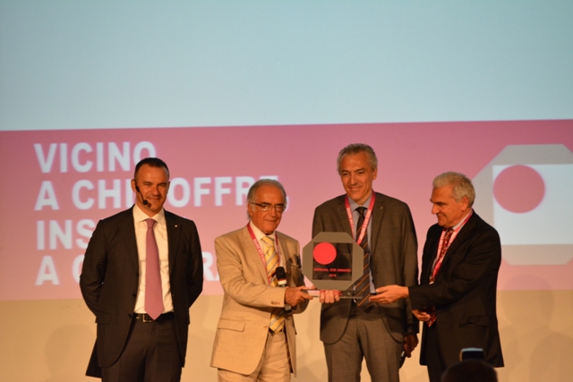Il presidente Ior Dino Amadori e il presidente Irst Renato Balduzzi consegnano il premio "Annual IOR Award" a Luca Panzavolta, Ad Cia Conad