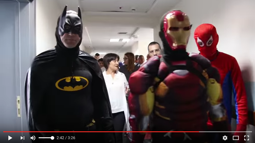 Le forze speciali di polizia diventano supereroi per i bimbi ricoverati - Il video