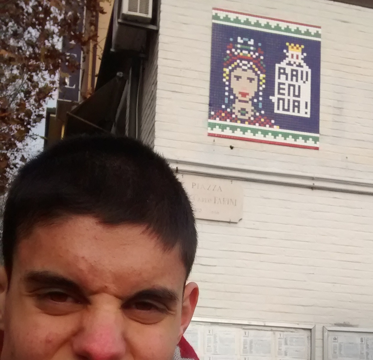 Ragazzi disabili a caccia delle opere di Invader. E ciceroni dei propri compagni