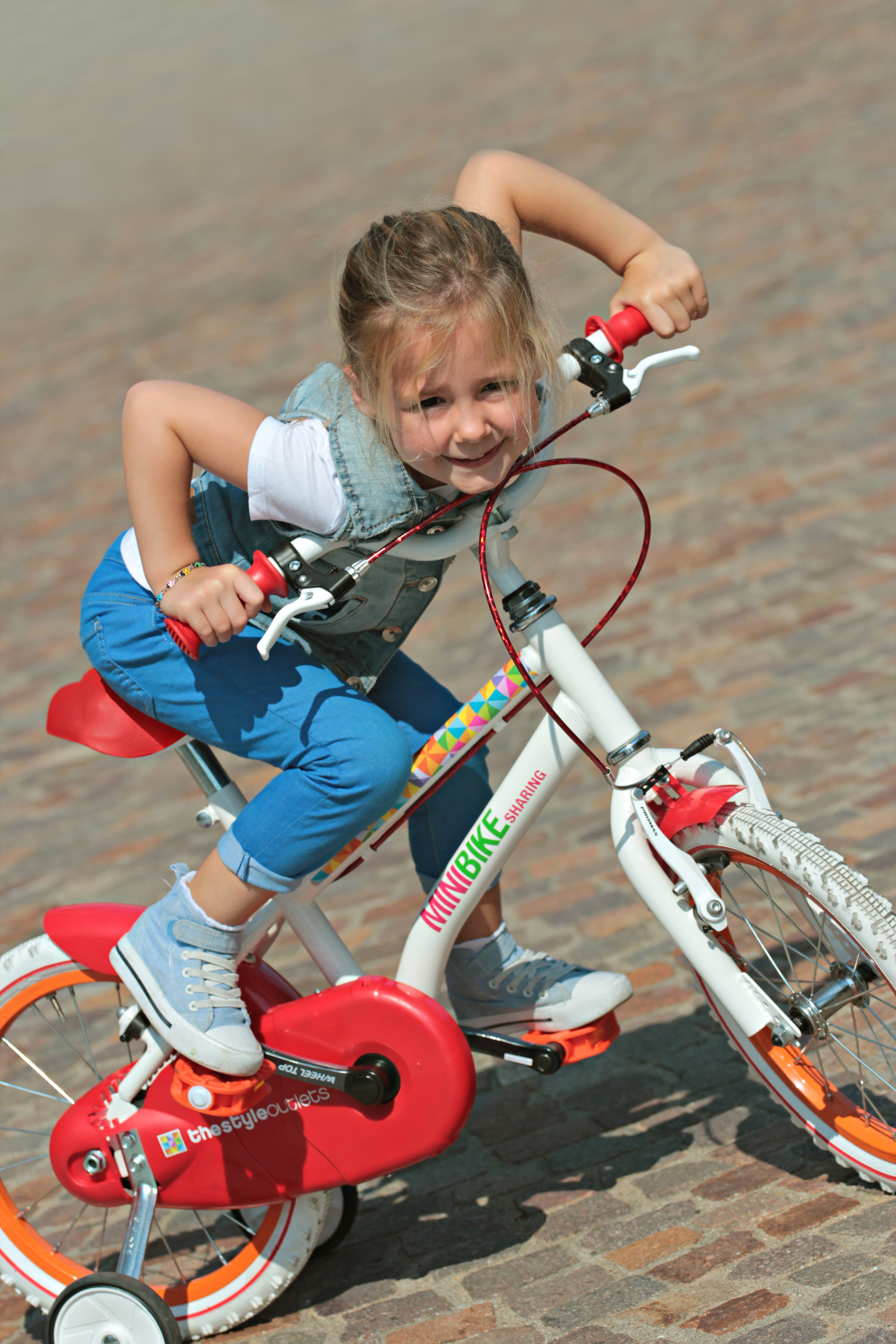 All'Outlet di Castel Guelfo bimbi in bici mentre mamma e papà fanno shopping