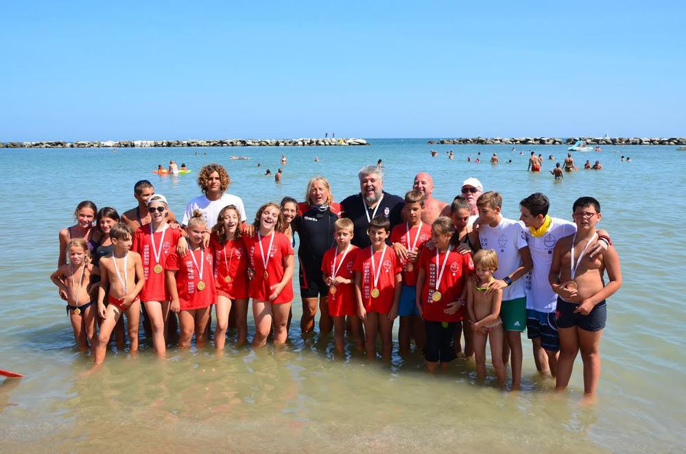 Gatteo, i ragazzi nuotano all'alba in mare aperto