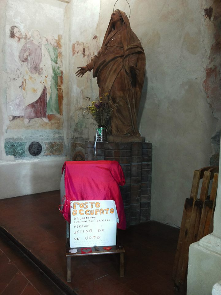 In chiesa spunta la sedia contro la violenza sulle donne