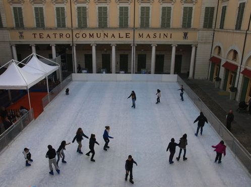 Natale a Faenza con pista di pattinaggio e giostra magica