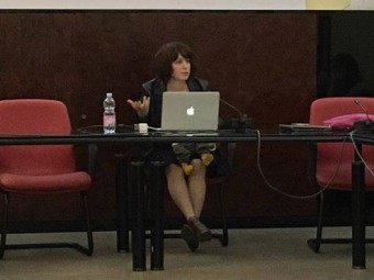 Chiara Cretella con il figlio mentre tiene un corso di comunicazione