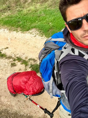 Uno zaino e un carretto: viaggia così, da aprile scorso, Christian Cappello