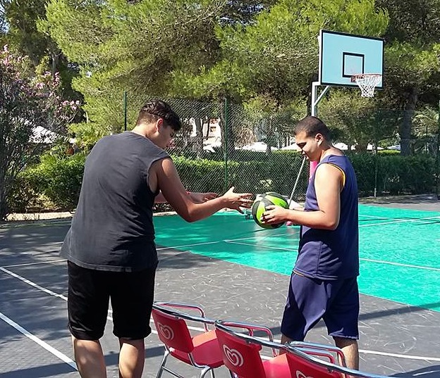 Il figlio è autistico. Il papà fonda un'associazione per farlo giocare a basket