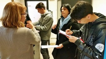 Gli studenti esaminano la scuola Baracca (3)