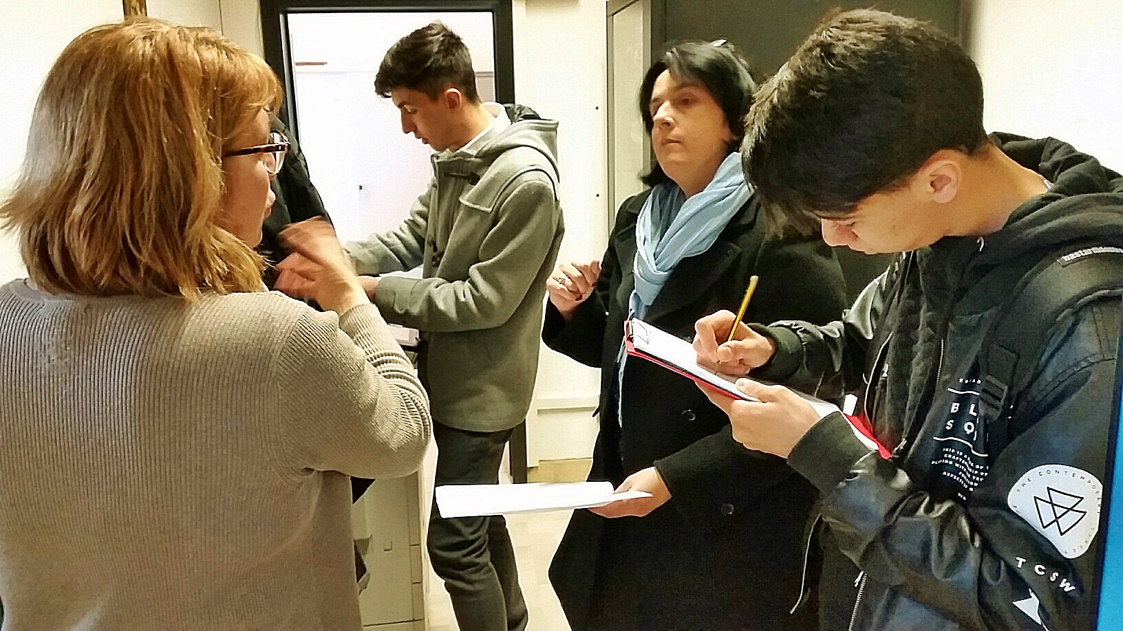 Gli studenti ristrutturano la segreteria di una scuola