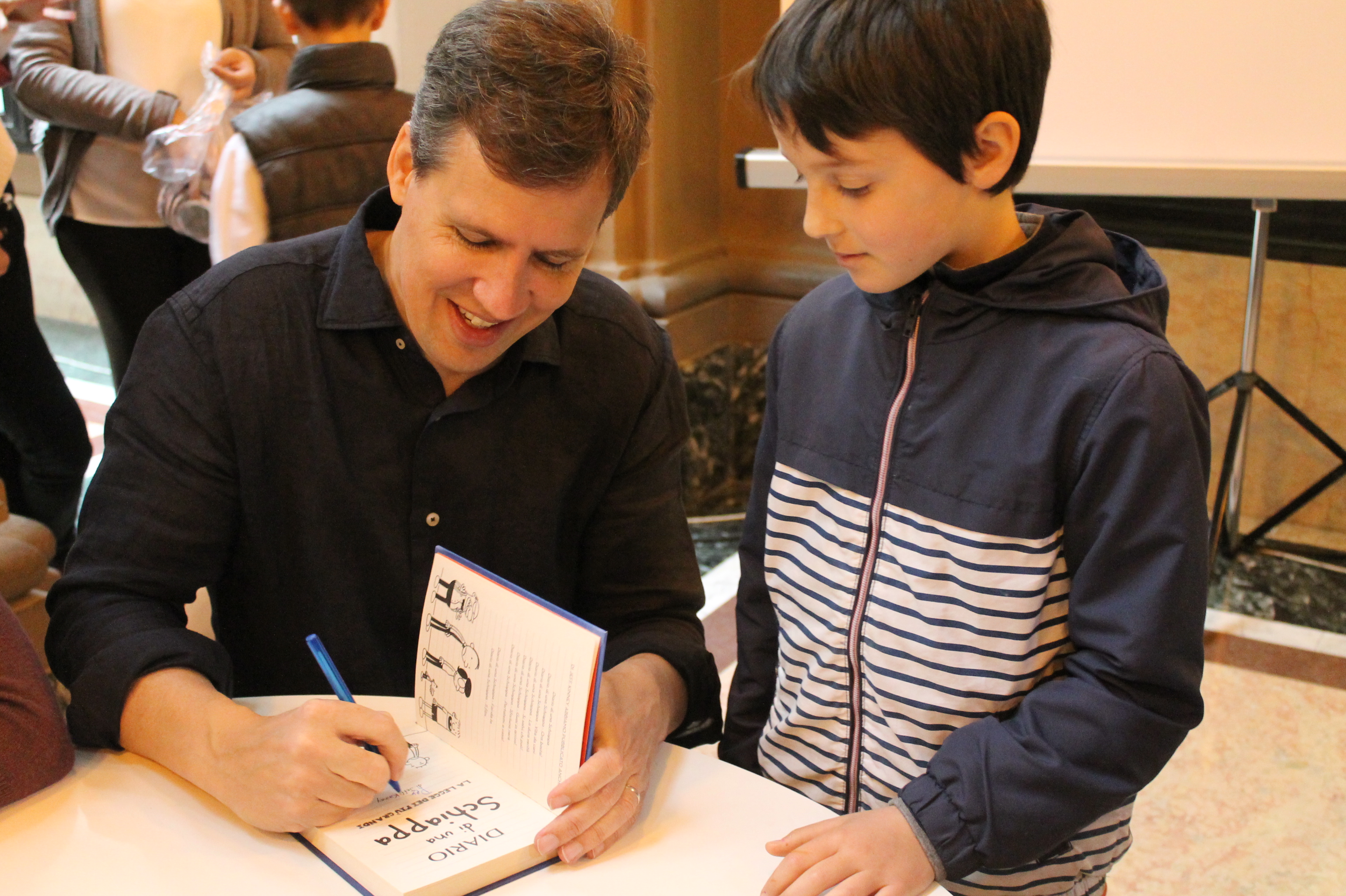 Un'ora per un autografo. Ma almeno è di uno scrittore