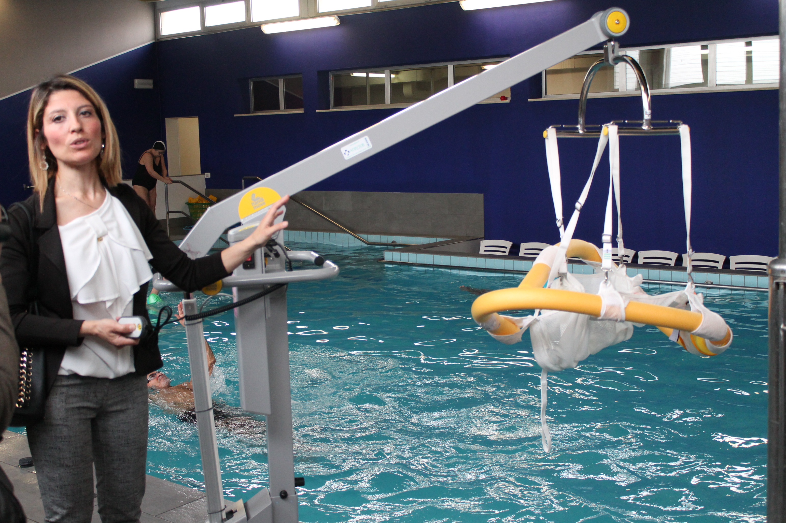 Punta Marina, un sollevatore per portare i bimbi disabili in acqua