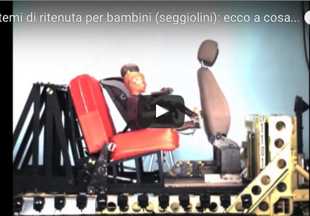 Bimbi in auto: ecco cosa succede senza il seggiolino