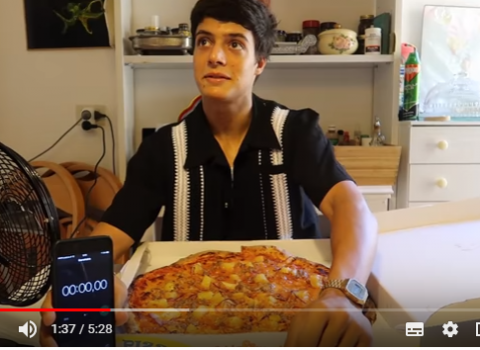"Mangio una pizza gigante": in 5mila per Luis, youtuber bolognese