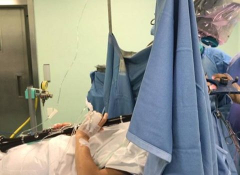 Suona il clarinetto mentre le asportano un tumore cerebrale