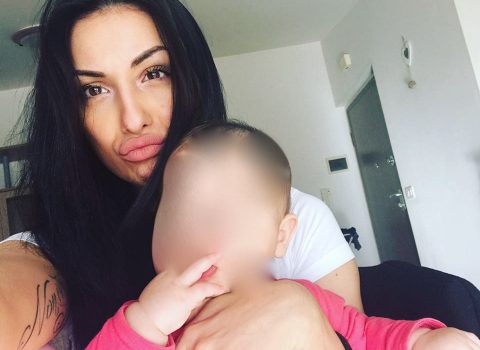 Aspirante miss in passerella con figlia di 5 mesi nel marsupio