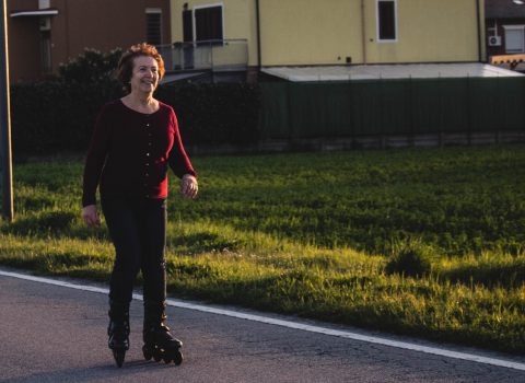 Franca, nonna sui roller: "Al parco mi guardano tutti"