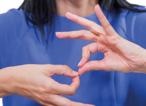 Prima elementare impara la lingua dei segni col compagno non udente