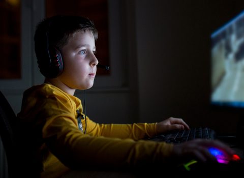 "La vita prima del Covid fa paura ai ragazzi: preferiscono videogame e serie tv"