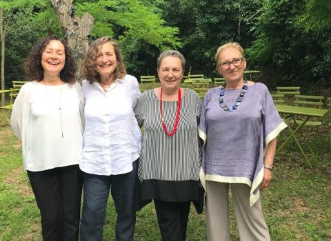 La storia di quattro sorelle: "Mamma ha l'Alzheimer da 12 anni, così ci prendiamo cura di lei"