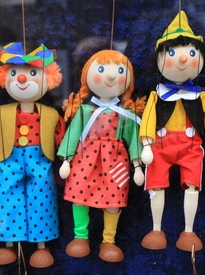 Burattini, fiabe e macchie di colore: il fine settimana per i bimbi è un grande atelier
