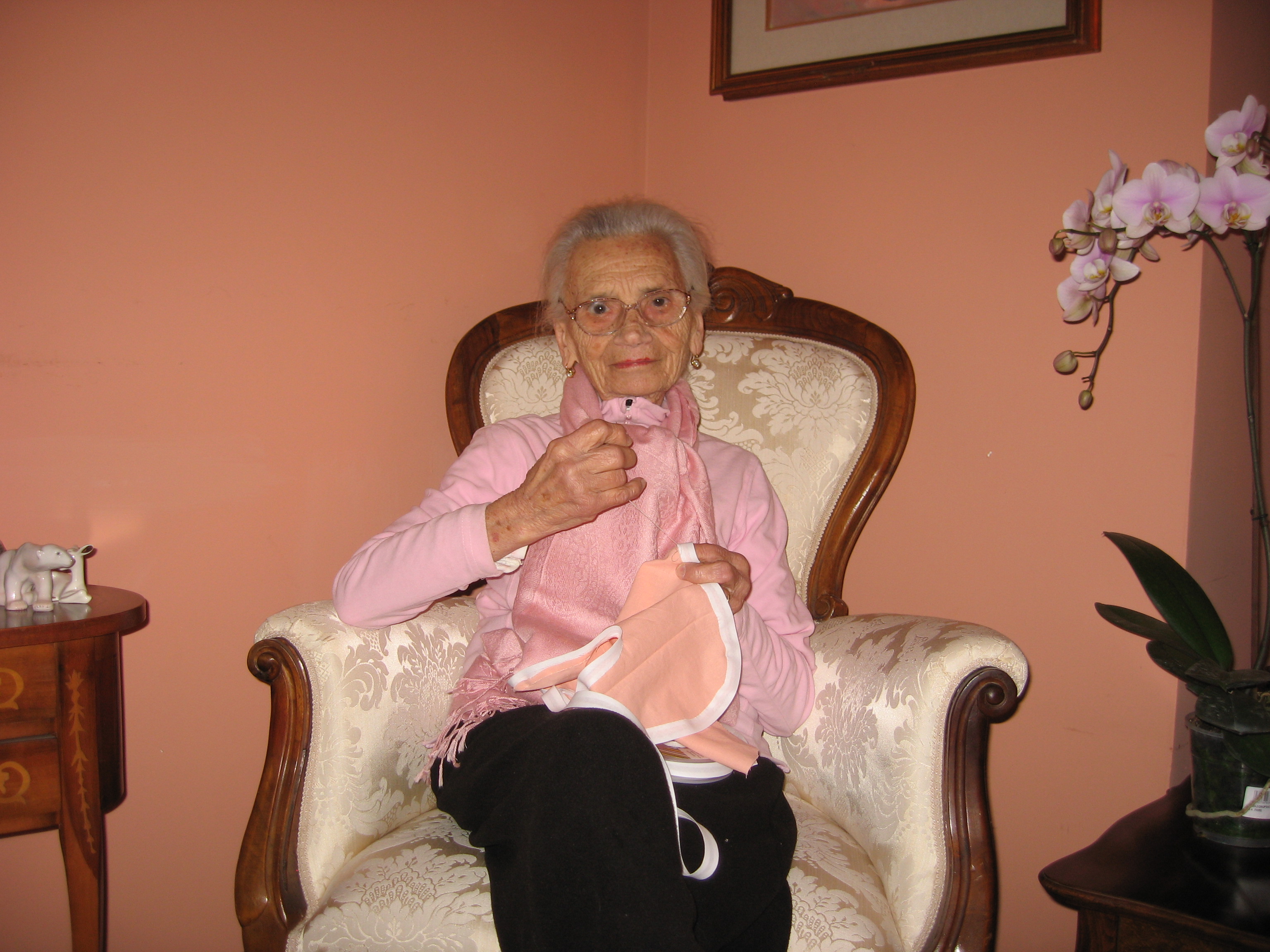 Ciao Nonna Pina: ha cucito fino alla fine vestitini per i bimbi prematuri