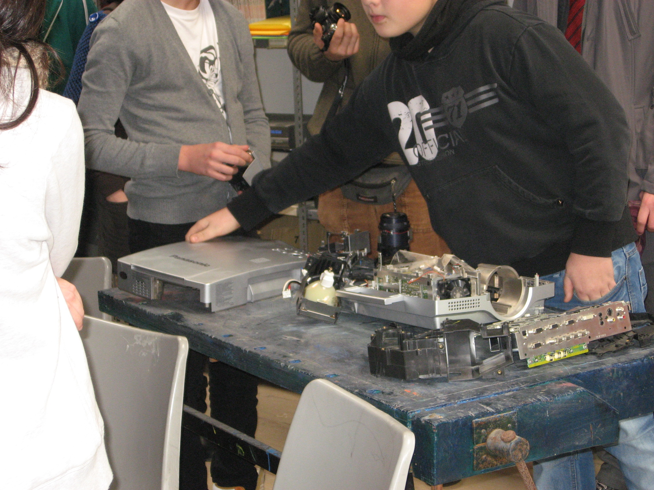 Pinze e tenaglie: a Bellaria gli studenti fanno gli artigiani