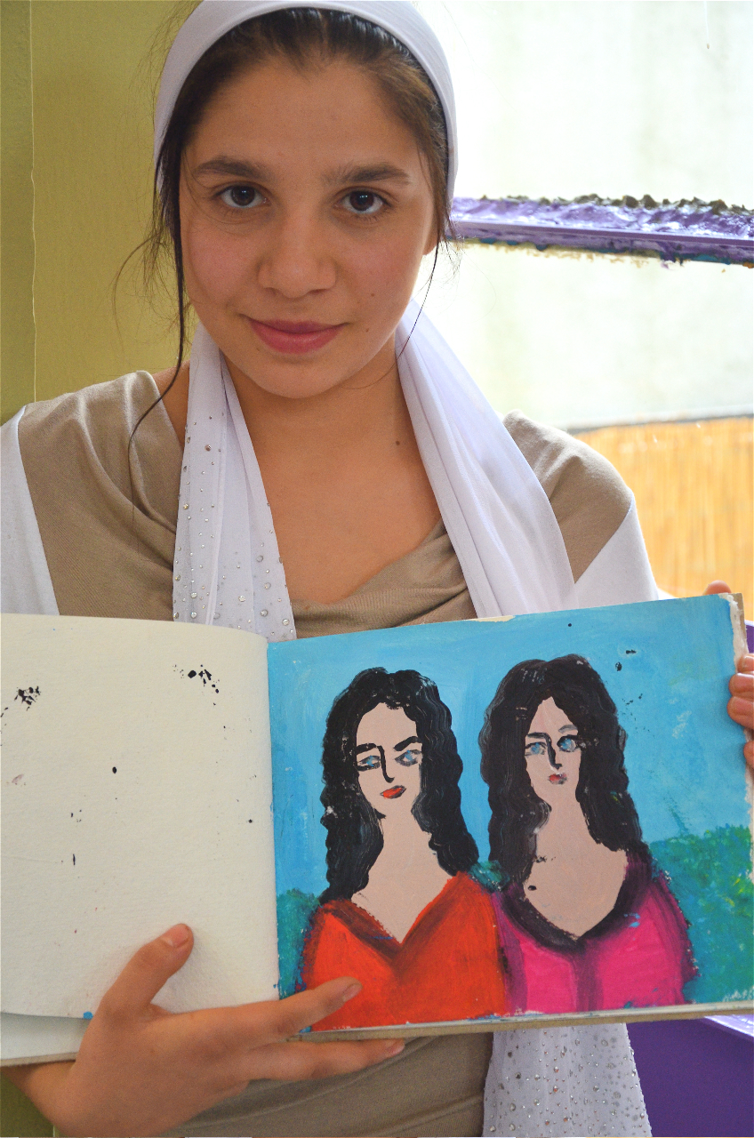 Rebecca, artista rom "adottata" dal suo preside: "Gli zingari non sono tutti ladri"