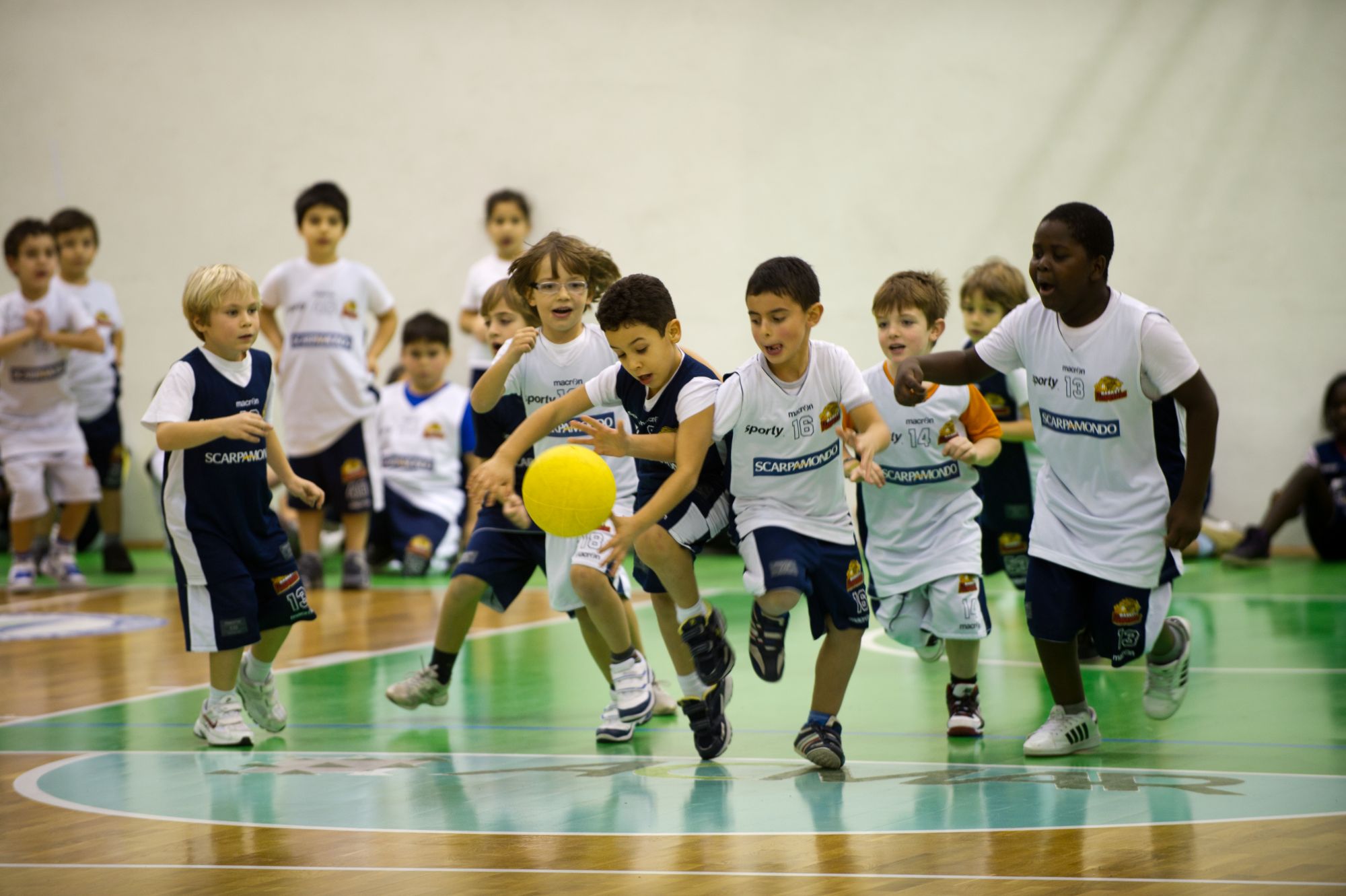 Il basket è per tutti: maschi e femmine, piccoli e grandi