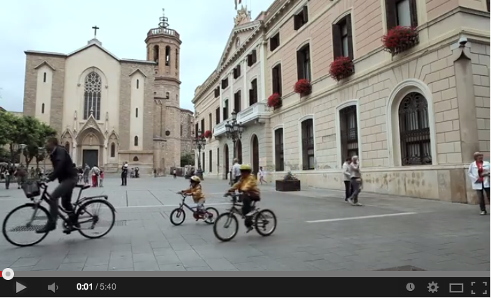La carità dei bambini che dà la Gioia