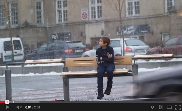 Bambino senza giacca sotto la neve. Solo. Voi cosa fareste?