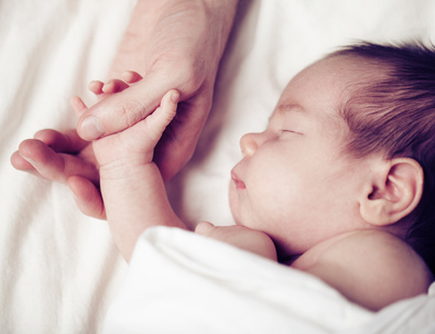 Bimbo ha fretta di nascere: papà si improvvisa ostetrico