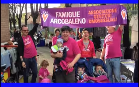 Omosessuali e felici: famiglie gay ballano sulle note di Happy