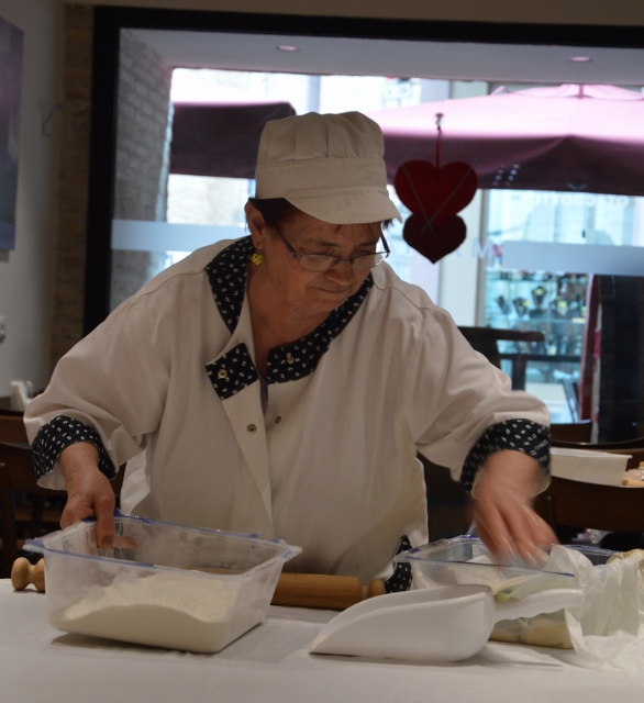 Voglia di cappelletti? Tutti in cucina al Mariani con la sfoglina Felicetta 
