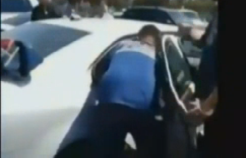 Bimbo chiuso in auto sotto il sole: salvato dai pompieri - Il video