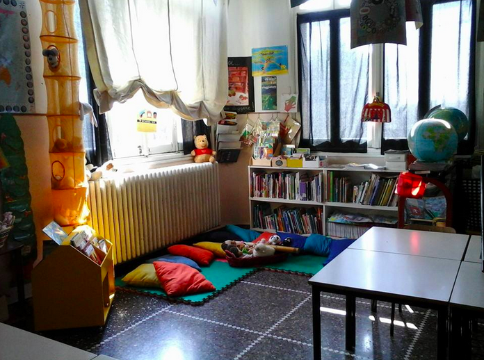 La classe di maestra Angela, arredata e senza cattedra