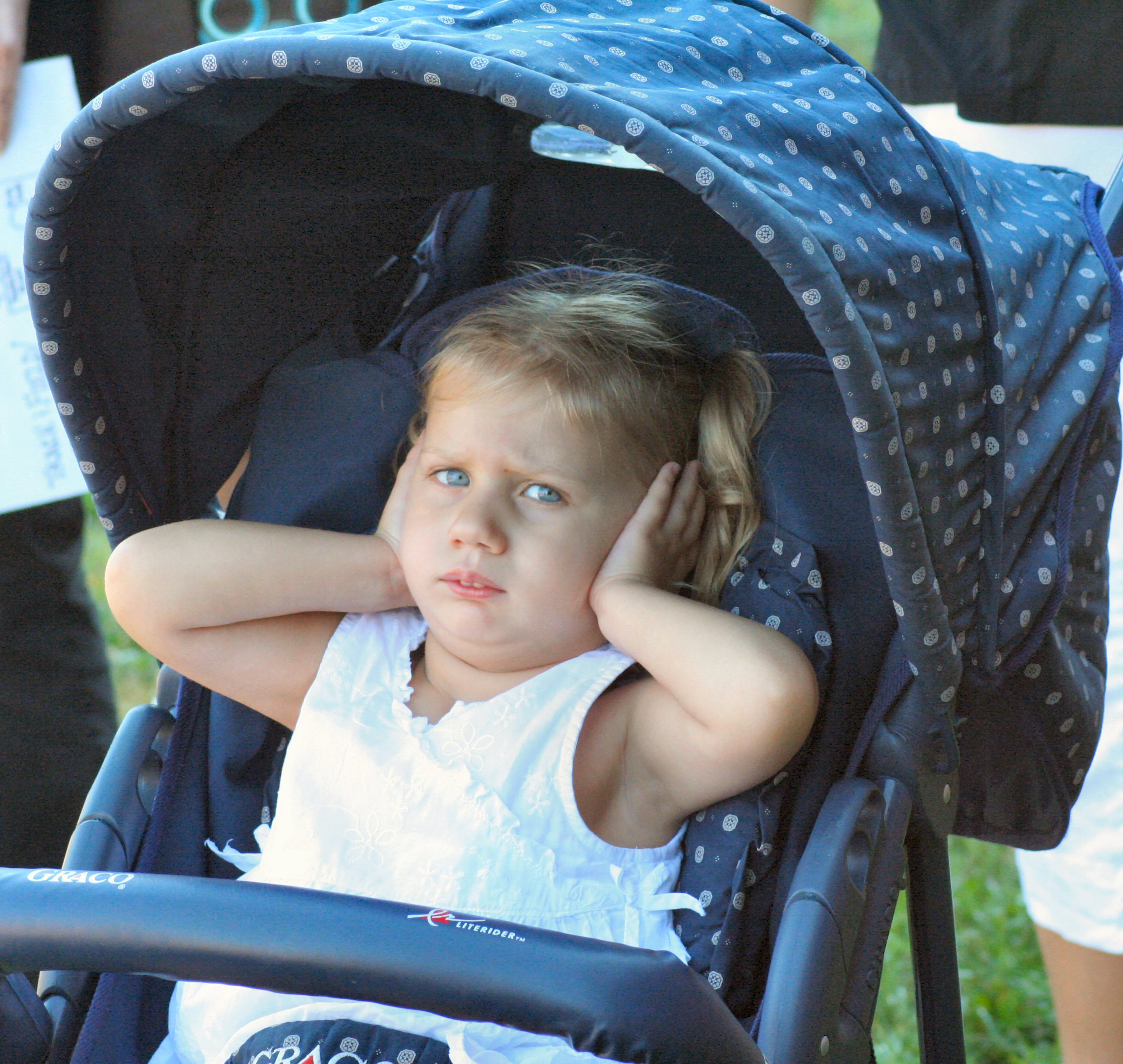 Stanca degli schiamazzi dei bambini, sfonda la porta e accoltella la madre