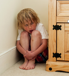 Padellate, calci e pugni a moglie e figli: arrestato 41enne a Rimini